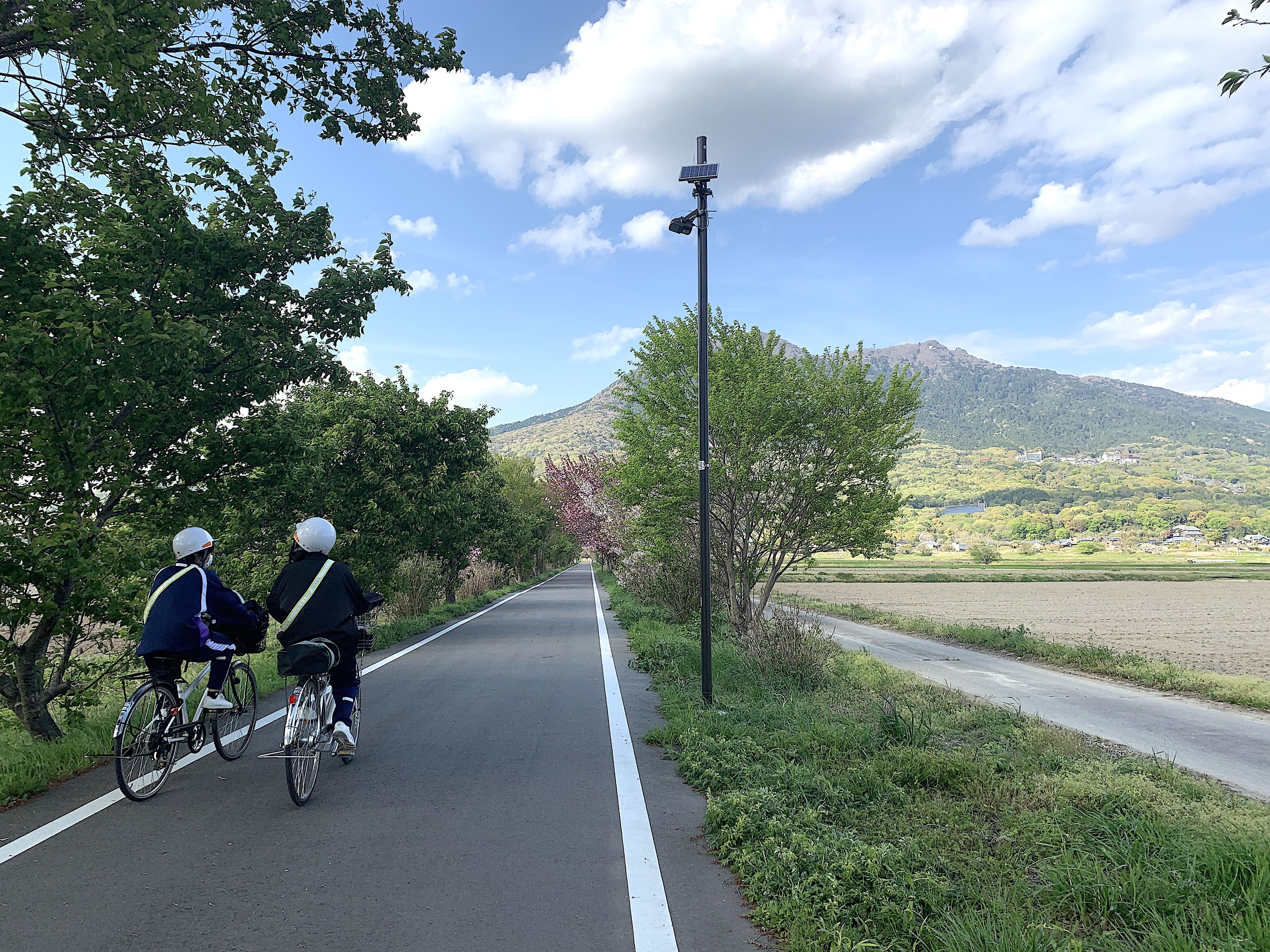 一个学生在放学回家的路上向我打招呼“你好”。 为居民提供安全、可靠、友好的自行车道。