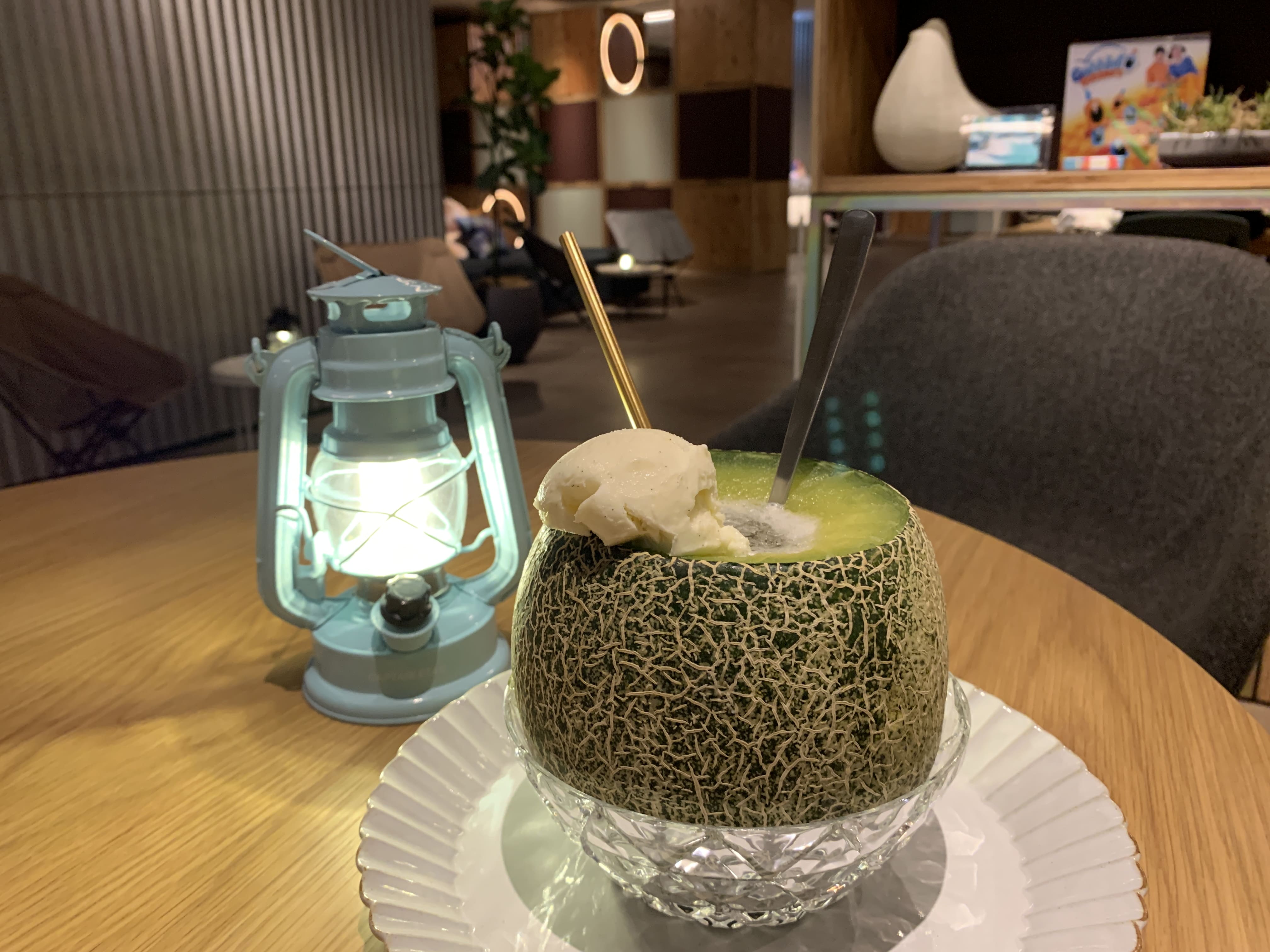 “全甜瓜奶油苏打水”（每天限量10片，JPY1200）