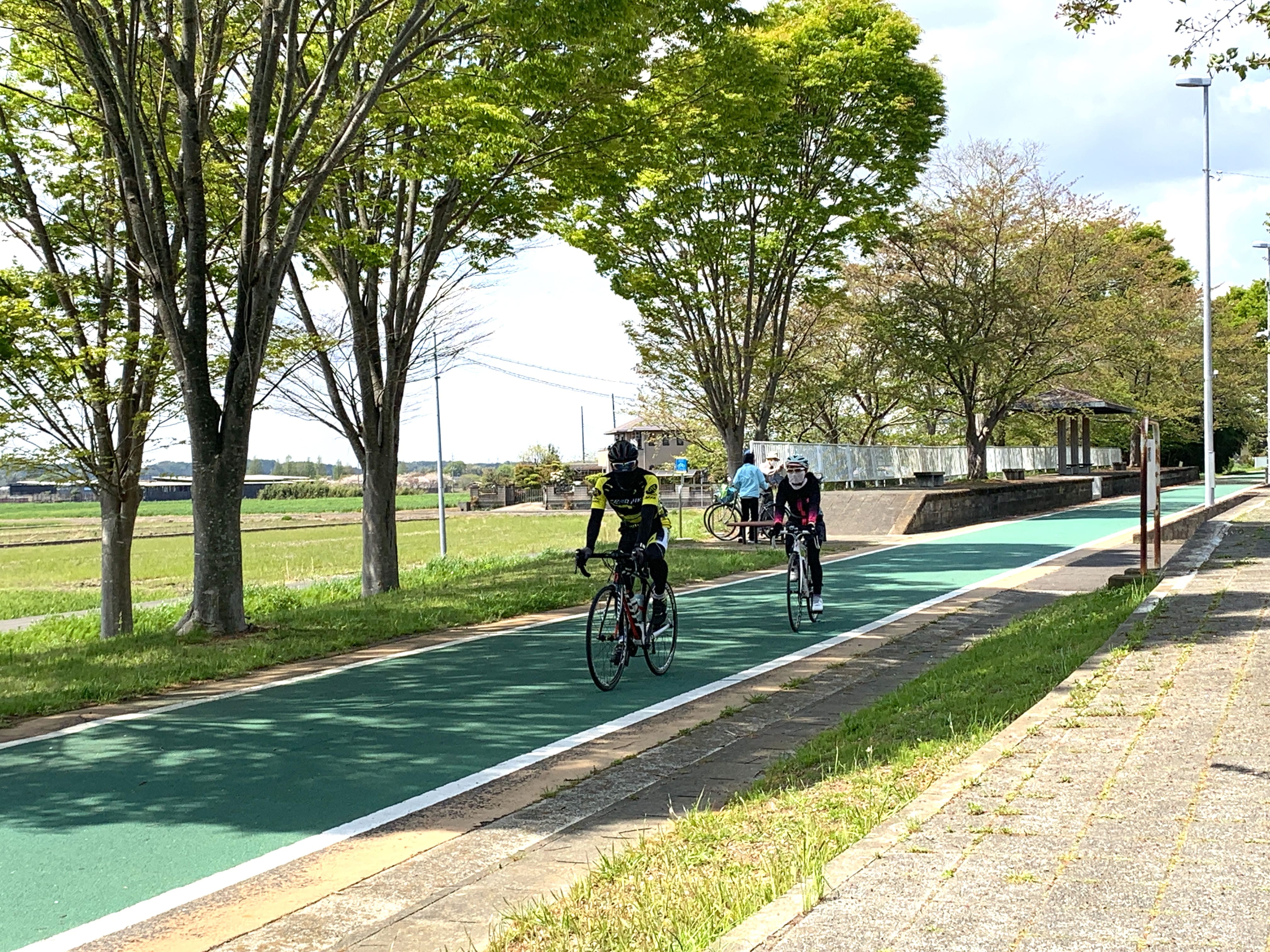 利用路线痕迹的自行车道。 站台所在地为休息点