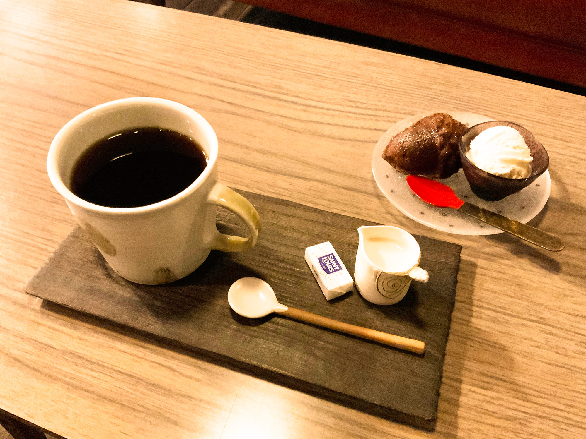 「Nizami Coffee」咖啡500日圓，Acorn Financier（附小冰淇淋）400日圓（右後方）