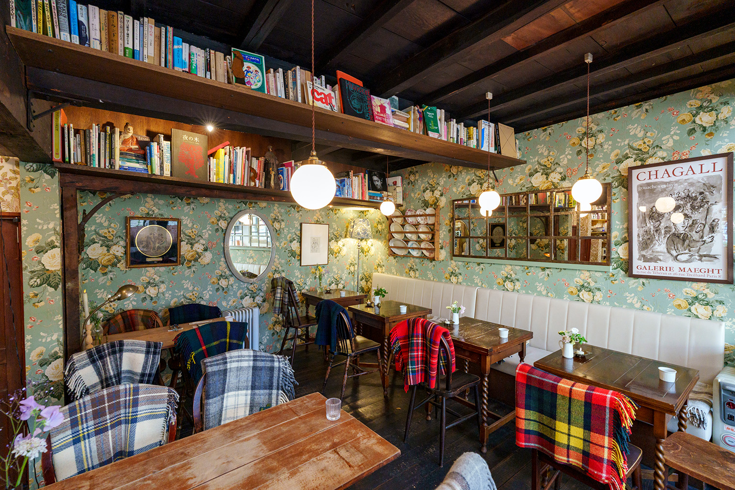 레스토랑 내부는 아늑하고 편안한 분위기입니다. 음료를 주문할 때는 구매한 빵을 식사용으로도 사용할 수 있습니다.