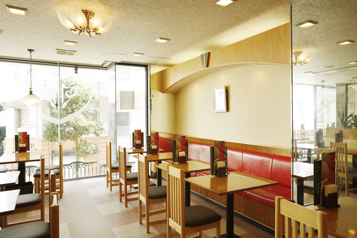 一直到天花板的大窗戶是打開的。