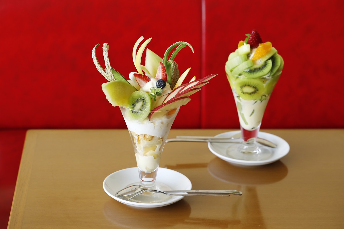 從左起，最受歡迎的「水果凍糕」880日圓，以及用3個奇異果製作的「奇異果凍糕」豪華830日圓