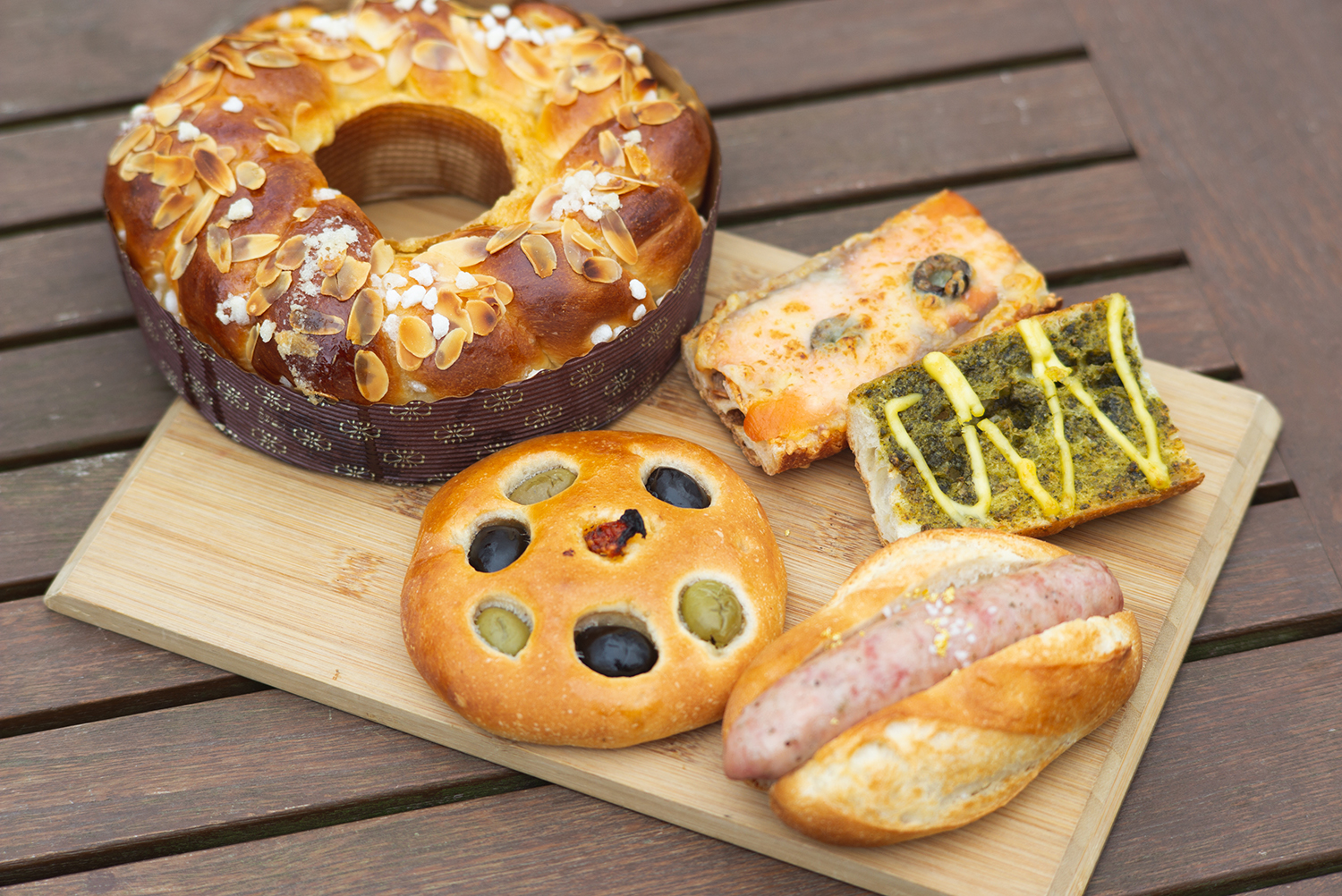 用橄欖、香腸（前景）、鮭魚和羅勒（右上）製成的熟食麵包看起來很漂亮