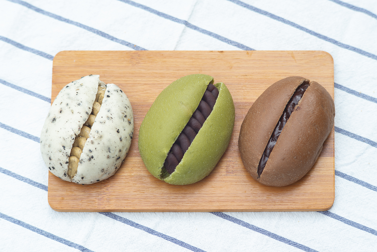 在麵團中揉入黑芝麻、抹茶和巧克力的「米麵包」每個160日圓