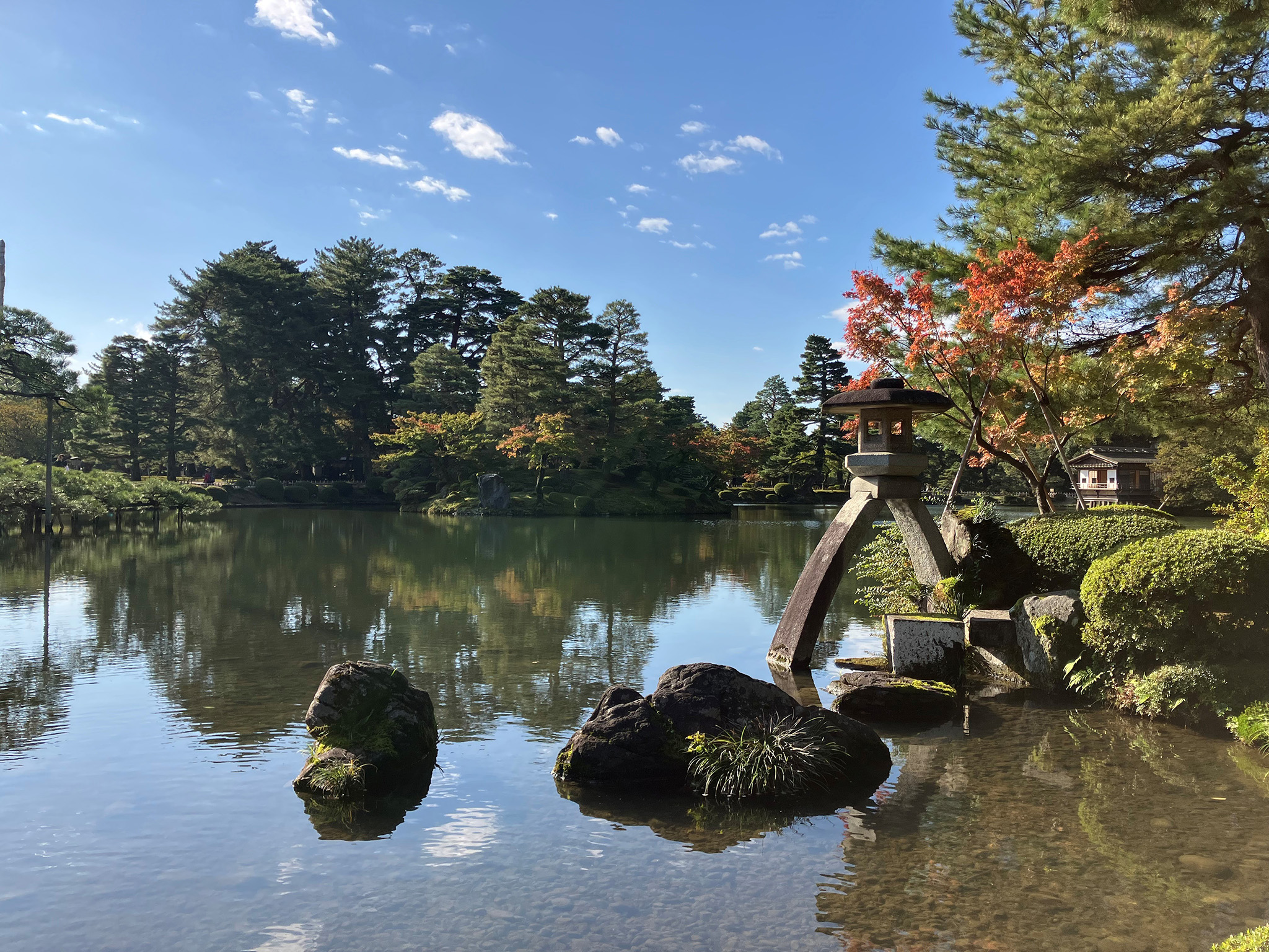  Kasumigaike Pond and Huishin (Chinese lantern) in the center of Kenrokuen (Image courtesy of Kanazawa Castle and Kenrokuen Management Office)