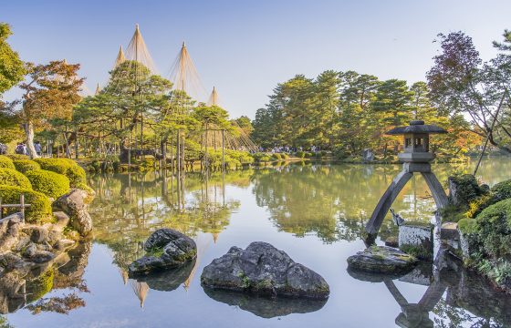  Kenrokuen Garden: Cherry Blossoms, Fresh Greenery, Autumn Leaves, Snow - Highlights of the Four Seasons