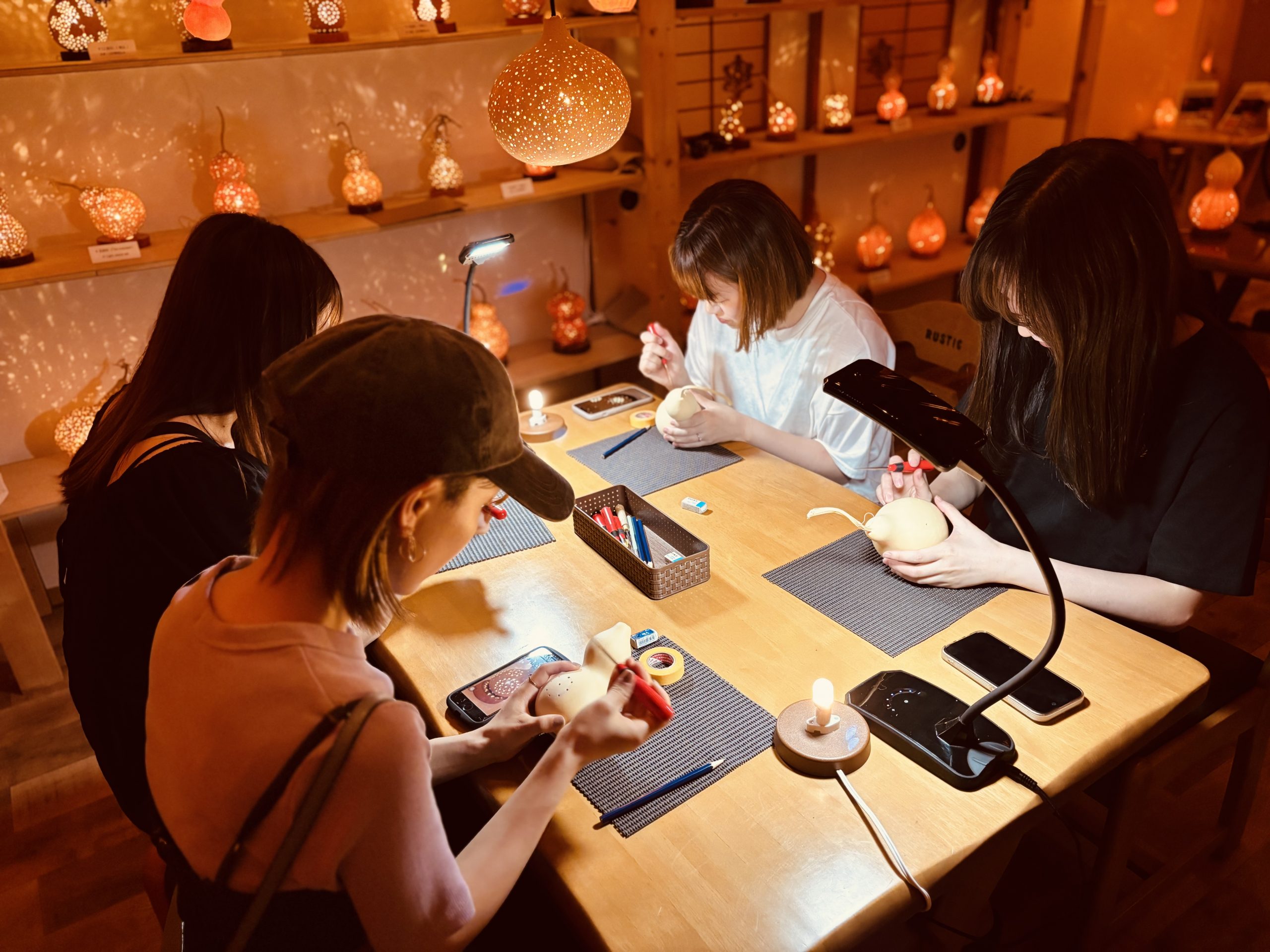  You can experience crafting in a space surrounded by over 300 lamps