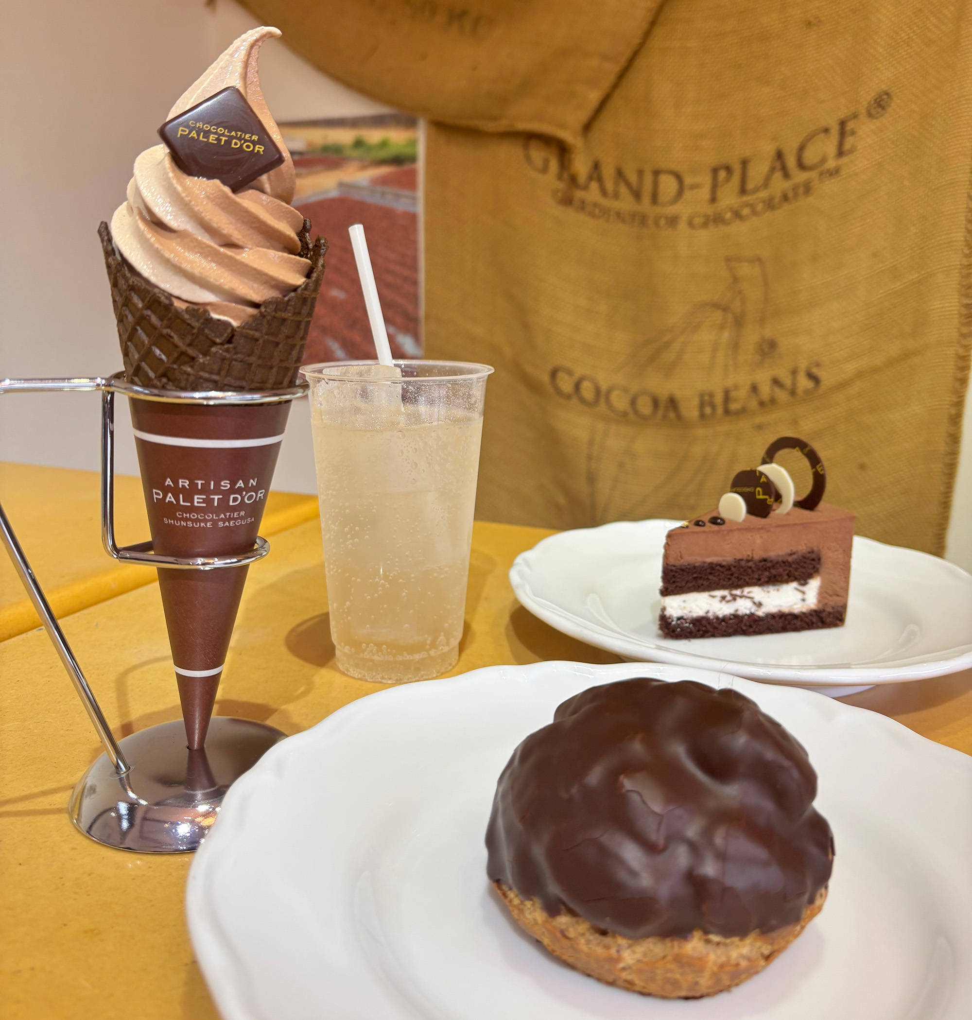 最左「sofutoparedooru randevu」972日元，透明的碳酸飲料「巧克力n'est ce pas?!」850日元等