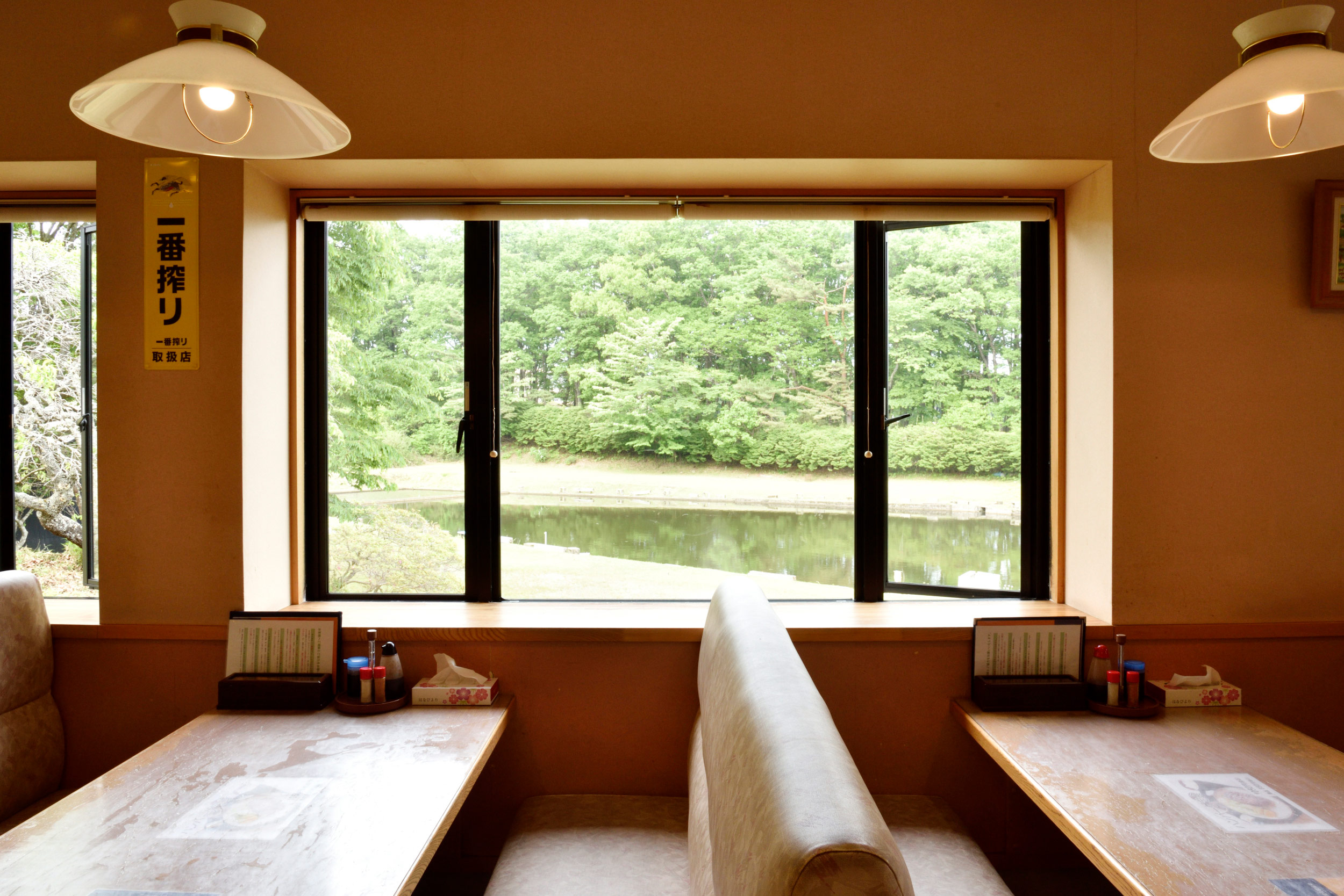 店內沙發座位可俯瞰附設的釣魚池