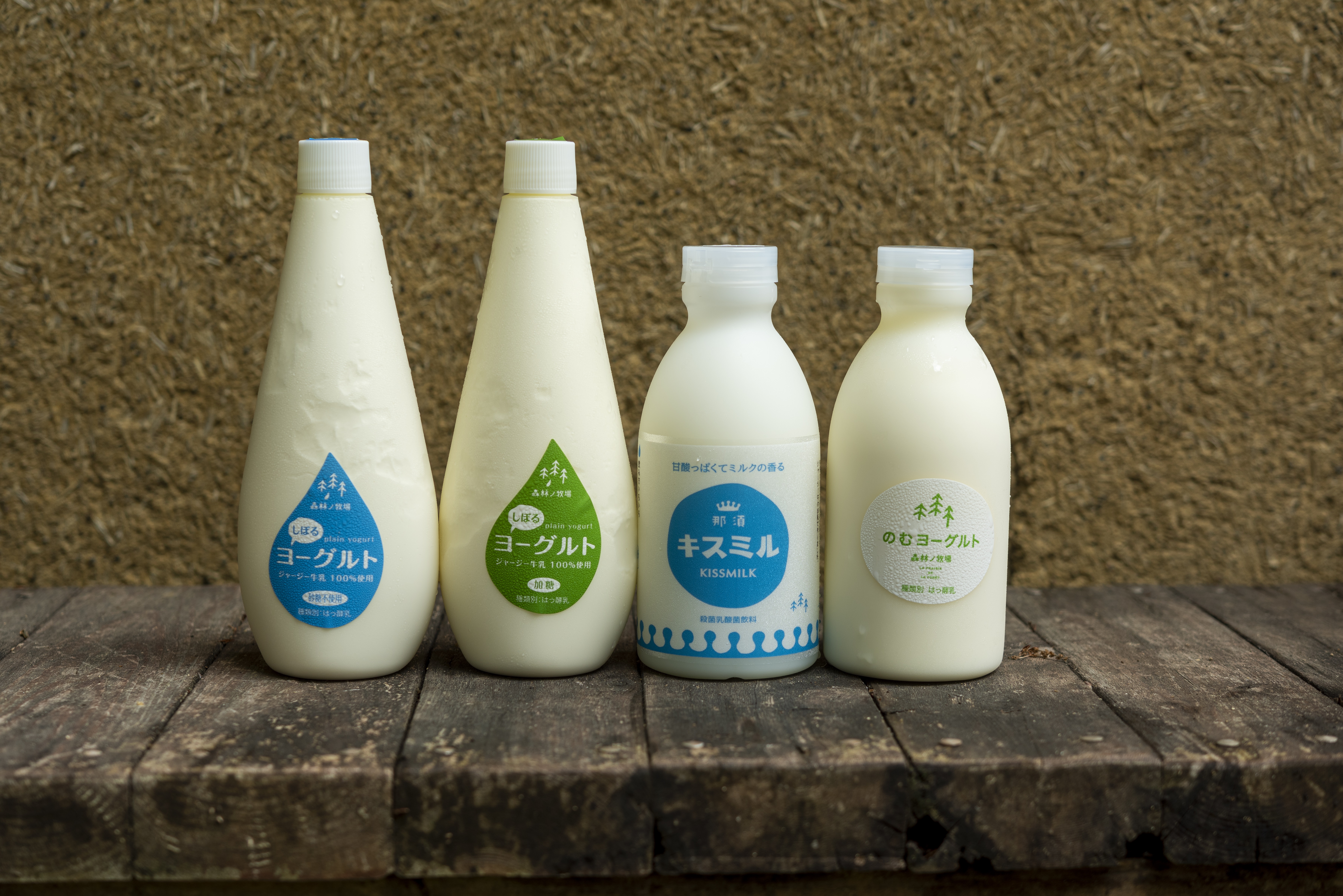 （左起）「優格」520ml 無糖和加糖各750日圓「Kiss Mill」500ml 650日圓「Nomu優格」500ml 650日圓