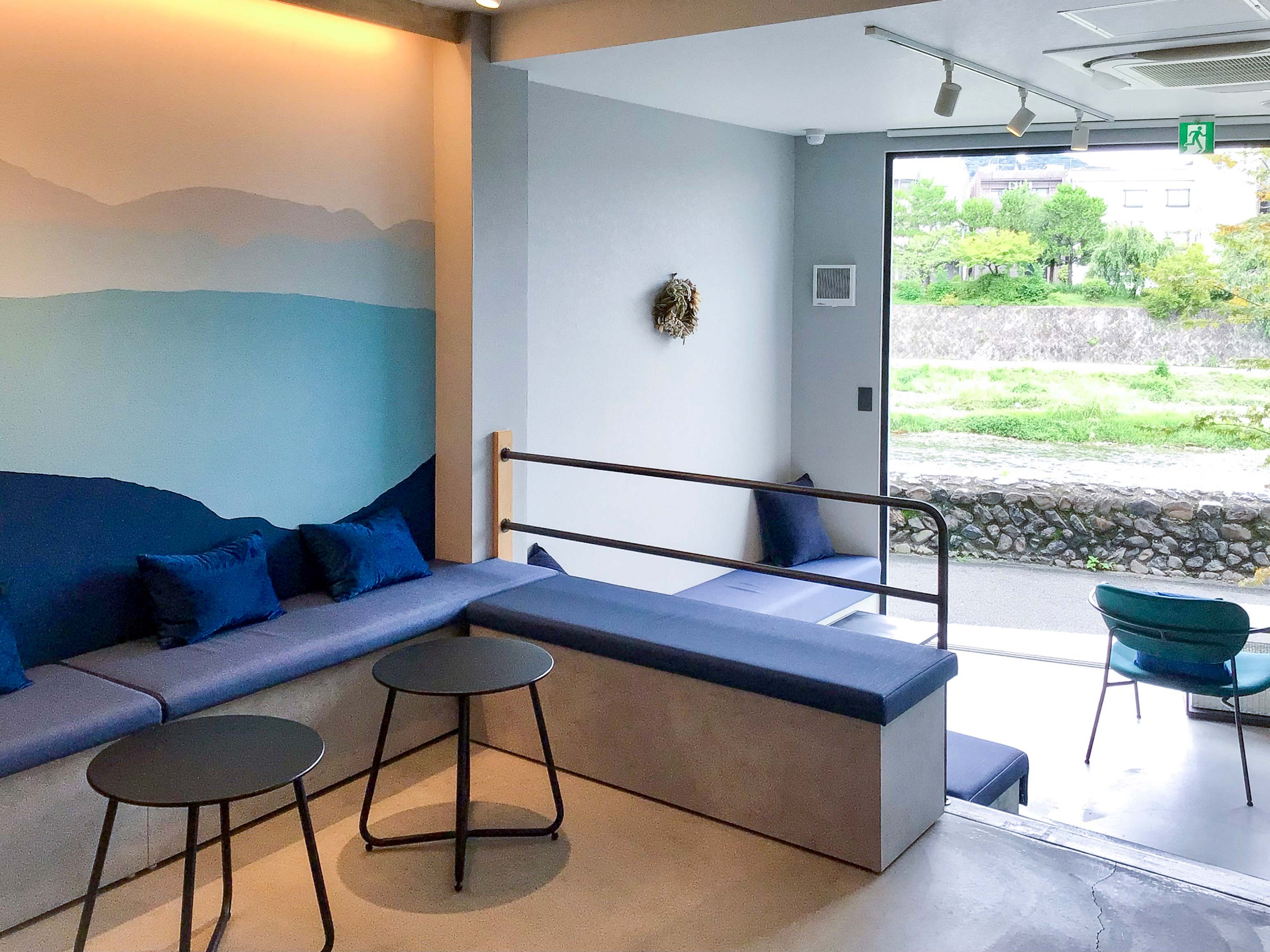 當然，還有特別座位，還有面向鴨川的沙發座位。 即使在早晨陽光照射進來的早晨也很舒適