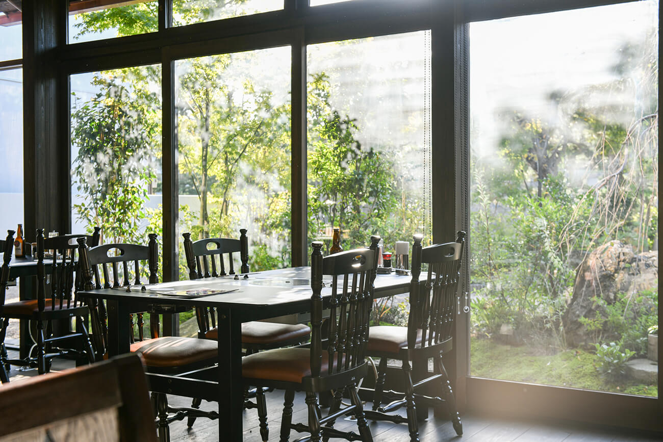 一樓以桌子座位為主，大窗戶光線充足，光線明亮。