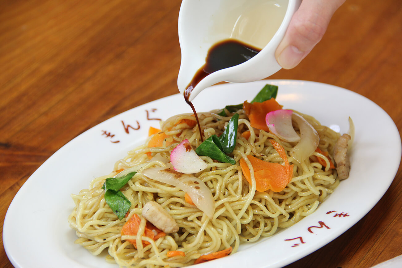 「大社炒麵（普通）」650日圓。 將醬汁與清爽的鹽炒麵混合在一起，增加了味道的深度和豐富性