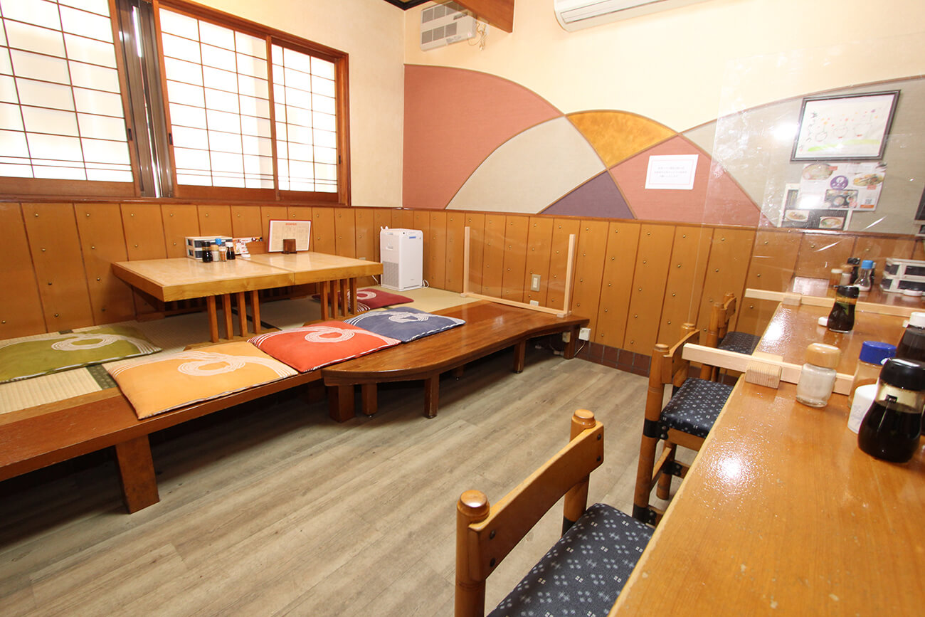 其中一個吸引力是員工與顧客之間的服務人員很近，以及每天透過櫃檯交換對話的溫馨氛圍