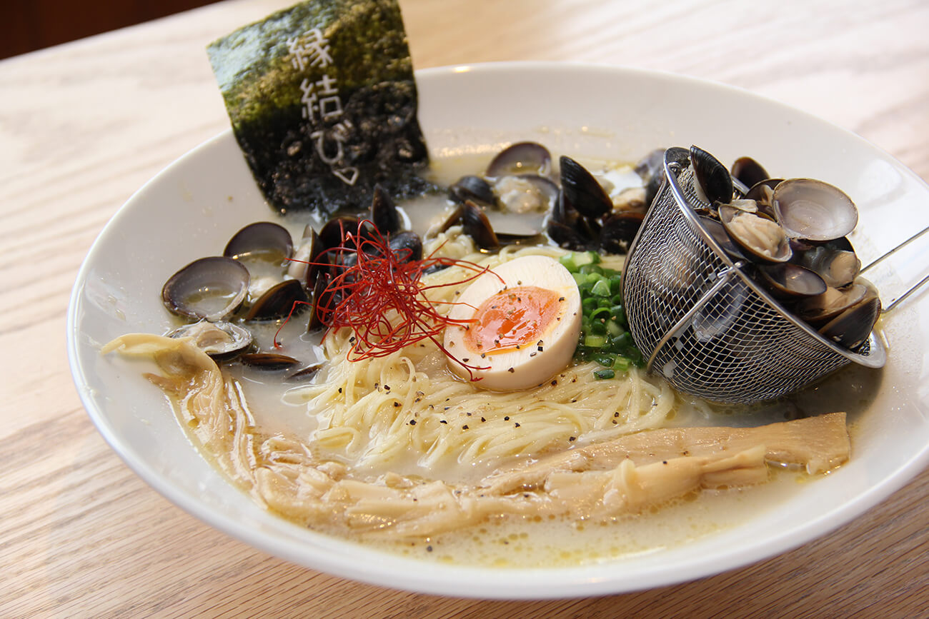 「四味鹽拉麵」（950日圓）。 它的特點是 shijimi 的味道和奶油般溫和的味道