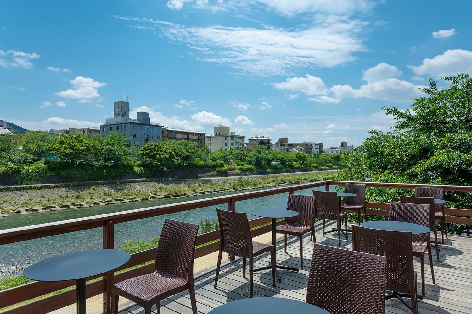 從 5 月到 9 月，您可以在向鴨川一側伸出的地板上放鬆身心（直到 2021 年 10 月）。 可以營業到晚上10點，所以是晚餐後休息的好地方。