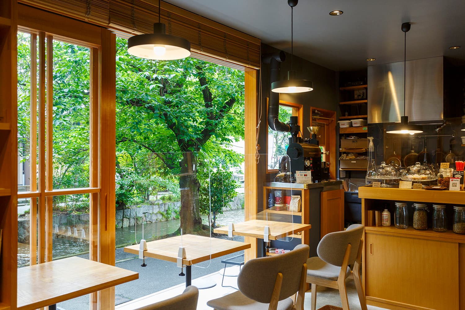 在英語中，Murmur 是溪流的潺潺聲和樹葉的沙沙聲。 這與店名的名義完美契合。