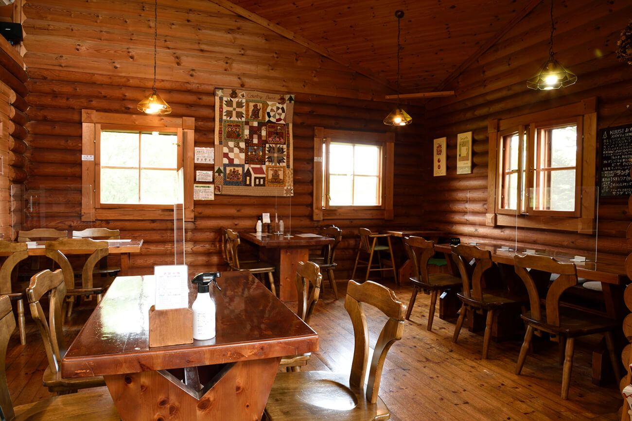 穿越時空的木屋獨有的深色調營造出平靜的室內氛圍