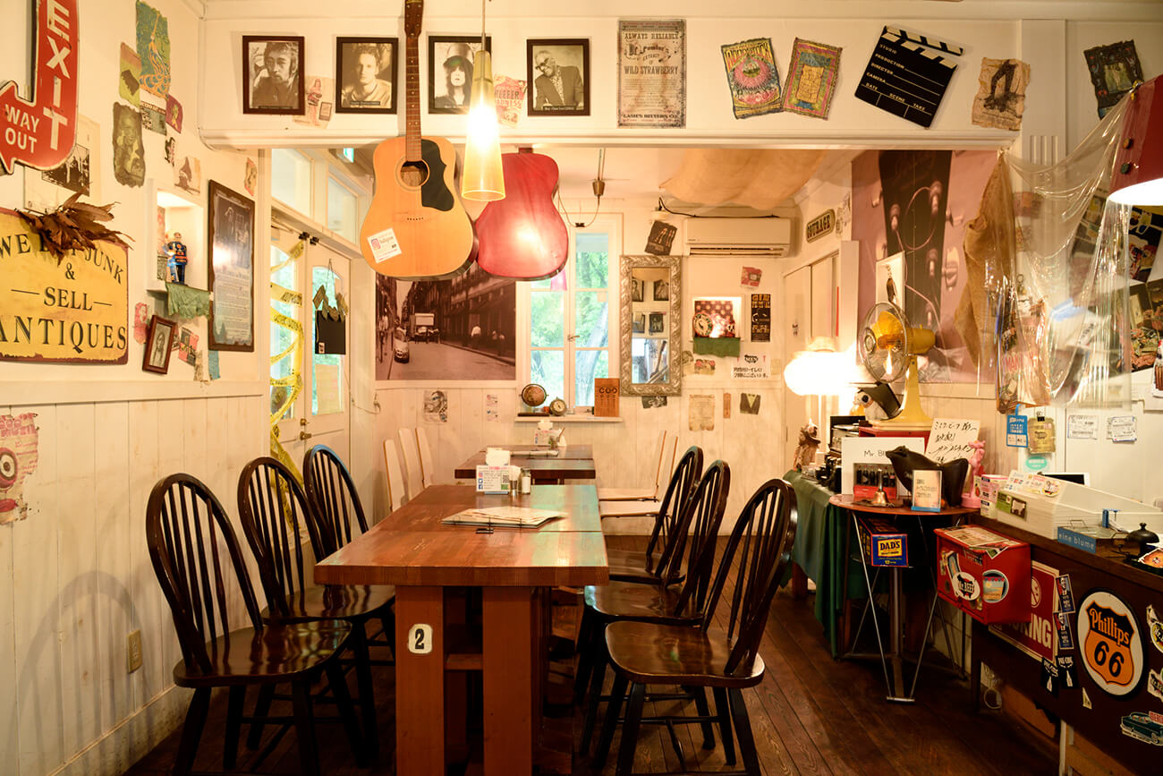 主人在美國逗留期間收集的復古物品散落在各處