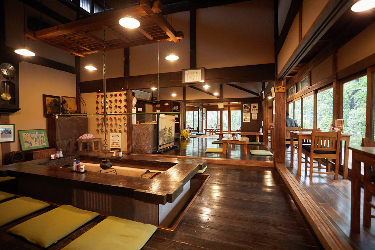 壁爐和門廊上充滿了懷舊的昭和遺跡