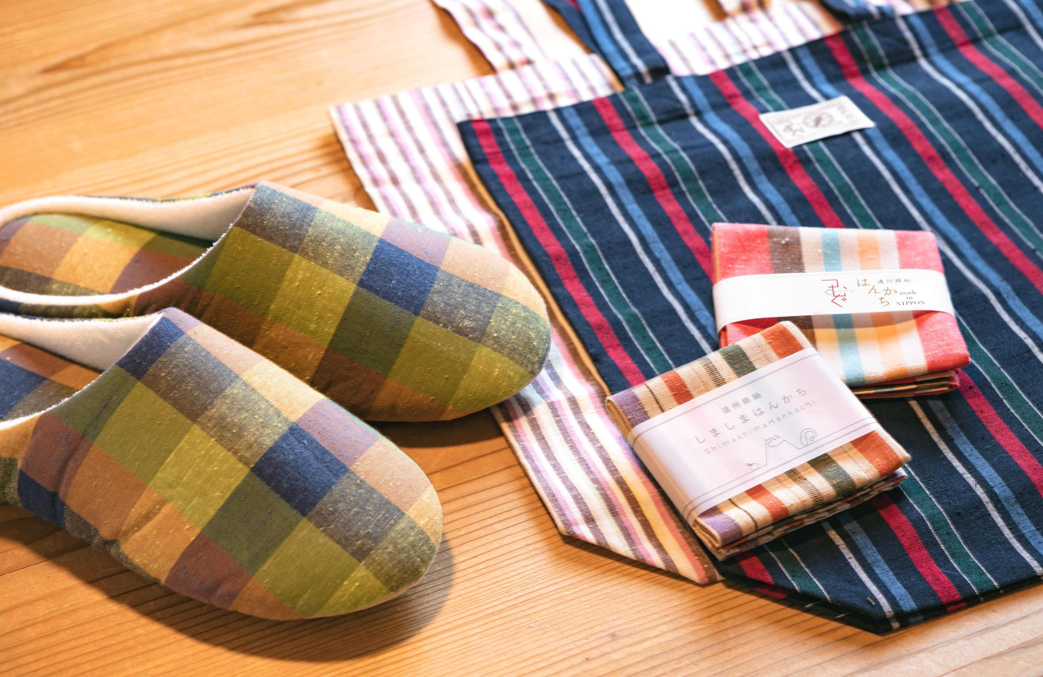 拖鞋JPY2420、手帕各550日元、環保袋各JPY1650