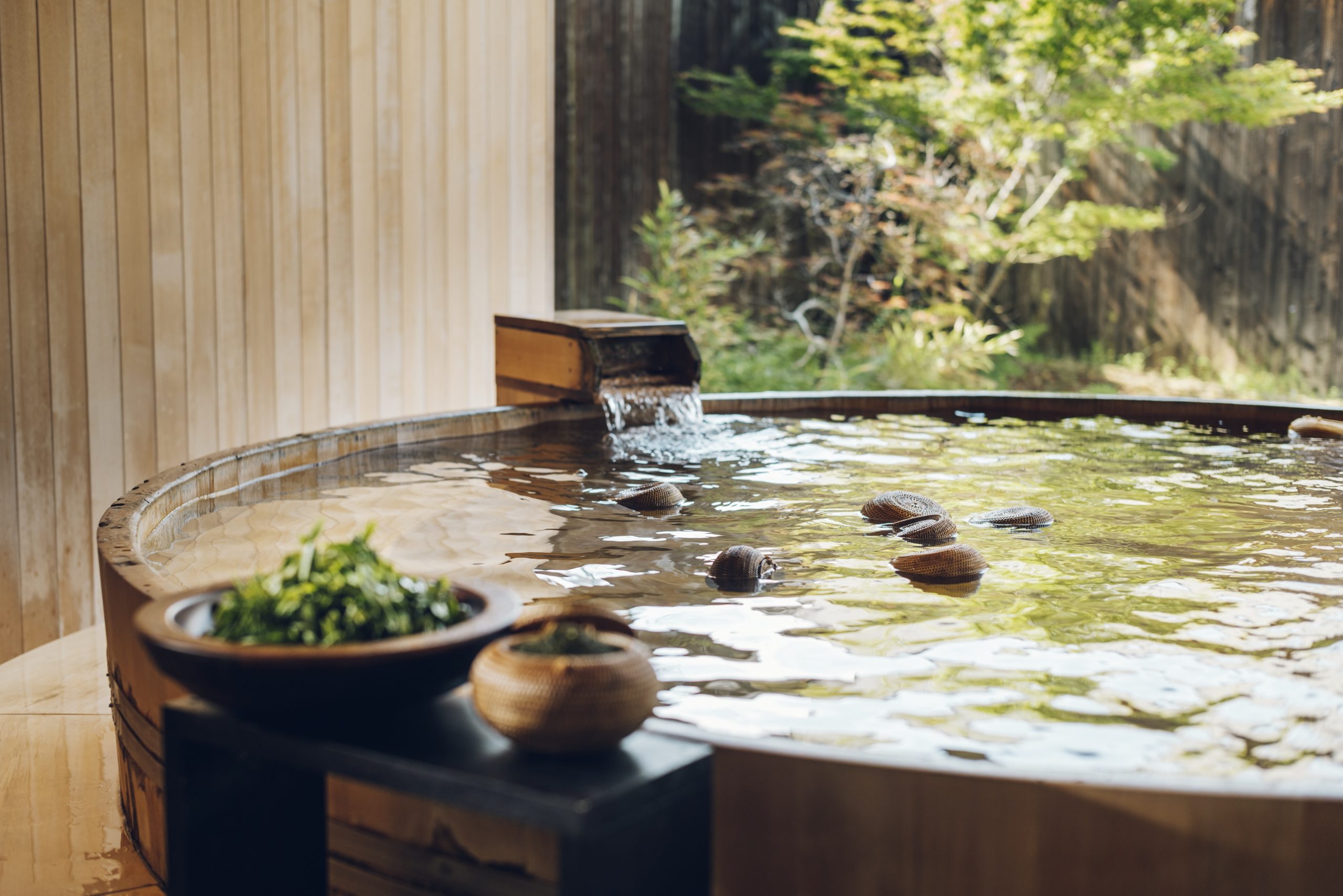 無農藥茶葉會緊密包裝在籃子中，並漂浮在露天溫泉中。