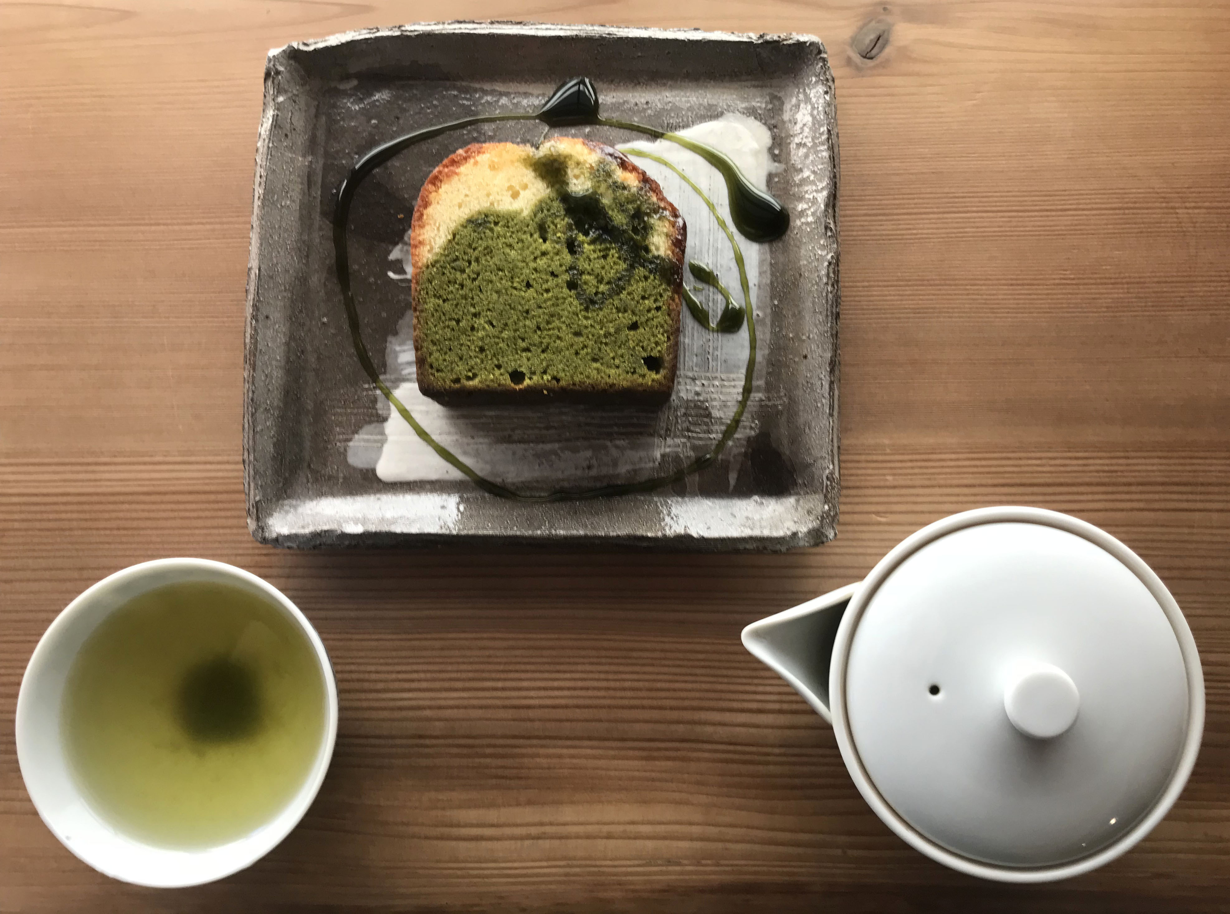 「黑茶之火」450日圓、「森町茶（深蒸煎茶）」500日圓。 茶點套餐比總價低 100 日元