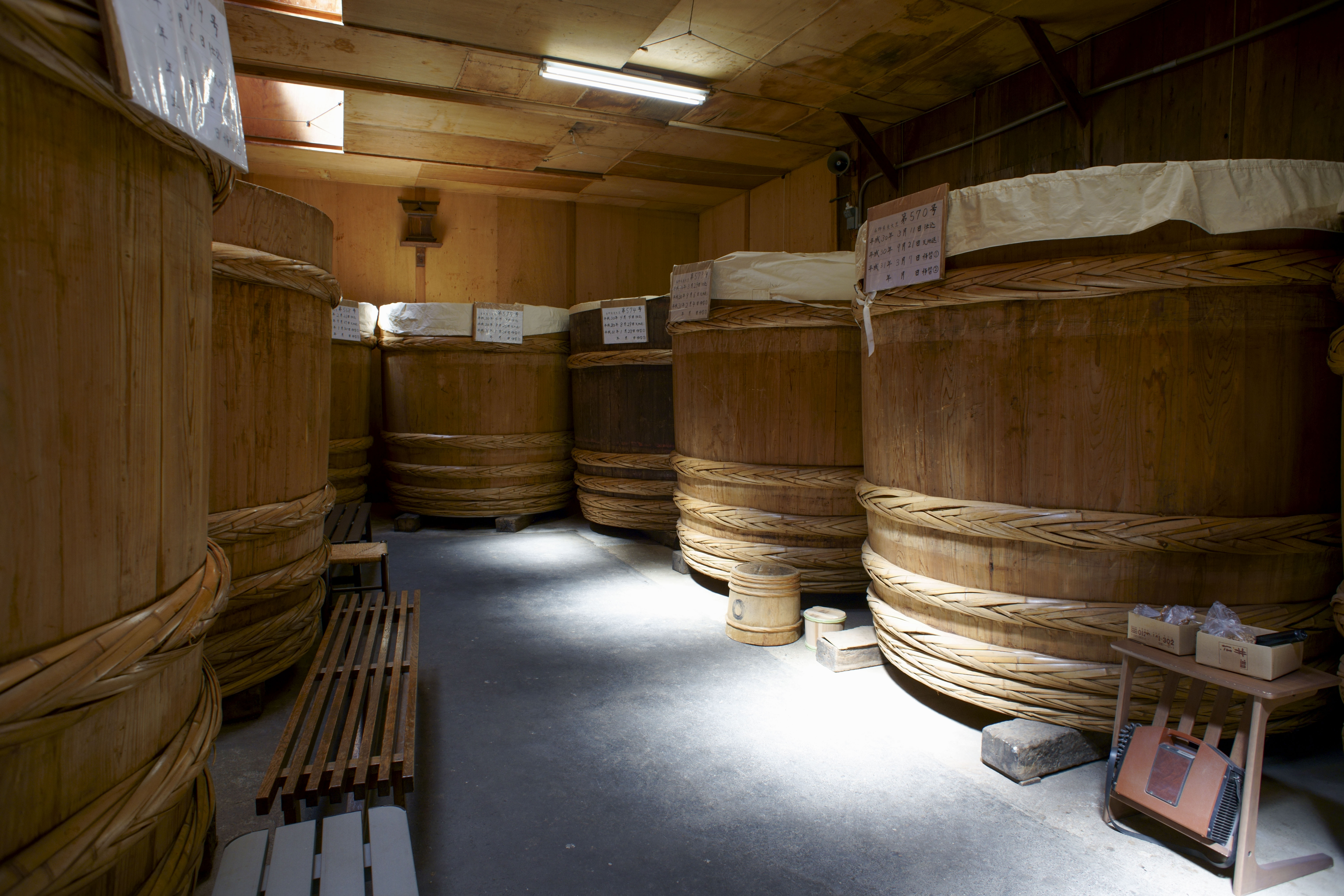 一個雪松桶的味噌量約為4.5噸。 約370,000杯味噌湯