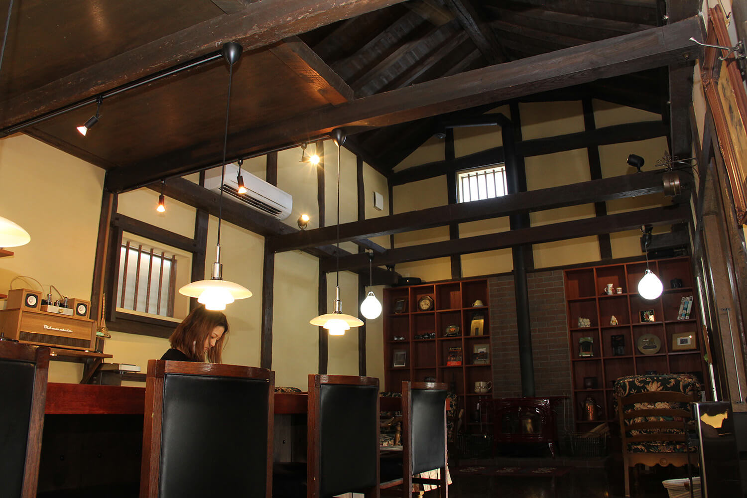 日式空間由間接照明柔和地照亮，讓您忘記時間，放鬆身心