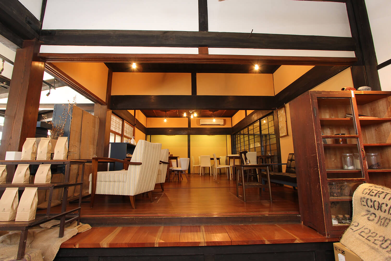 店內陳舊的貨架和桌子，是一個充滿品味的空間，到處都是私人住宅的痕跡