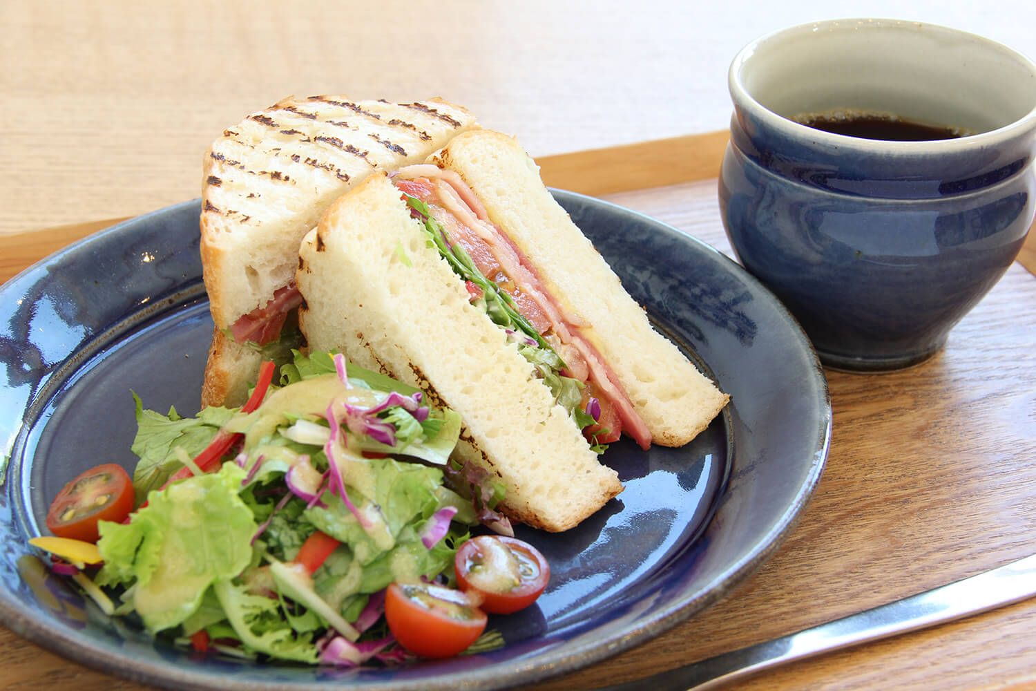 咖啡廳菜單的「BLT三明治（附沙拉）」是800日圓，「德賽混合咖啡」是390日圓。 注意有品位的器皿