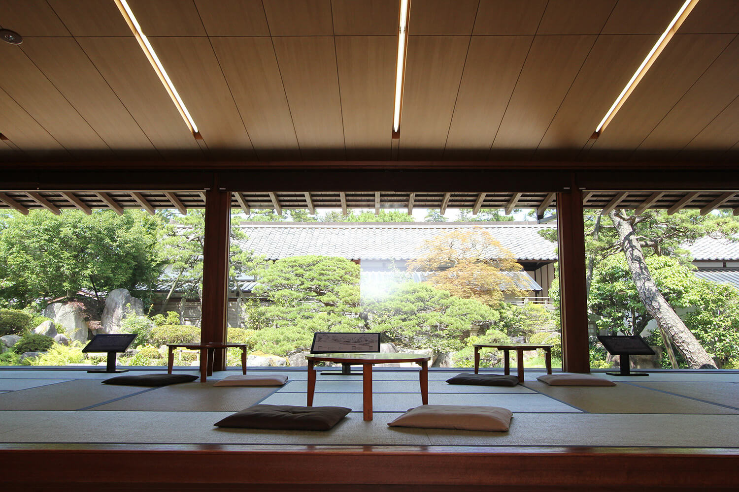 在陽光明媚的日子裡，在喝咖啡之前，在潮濕的邊緣也會開設一家開放式咖啡館