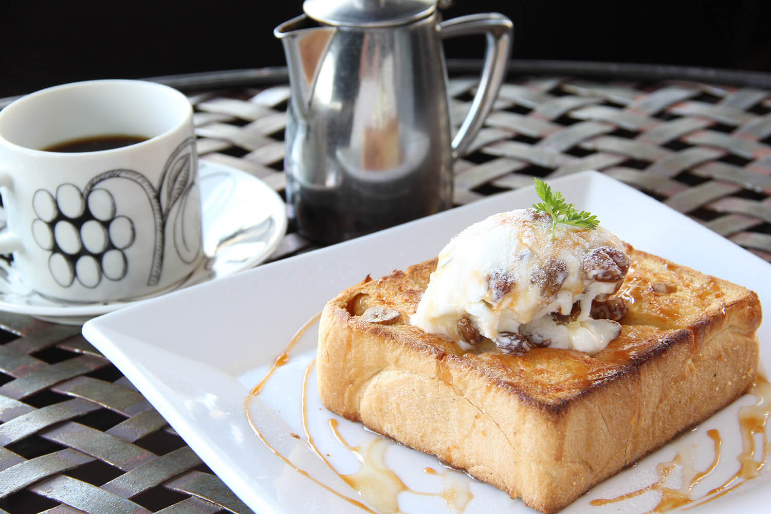 「蜂蜜吐司」660日圓。 榛果吐司配朗姆葡萄乾冰淇淋（視季節而定）