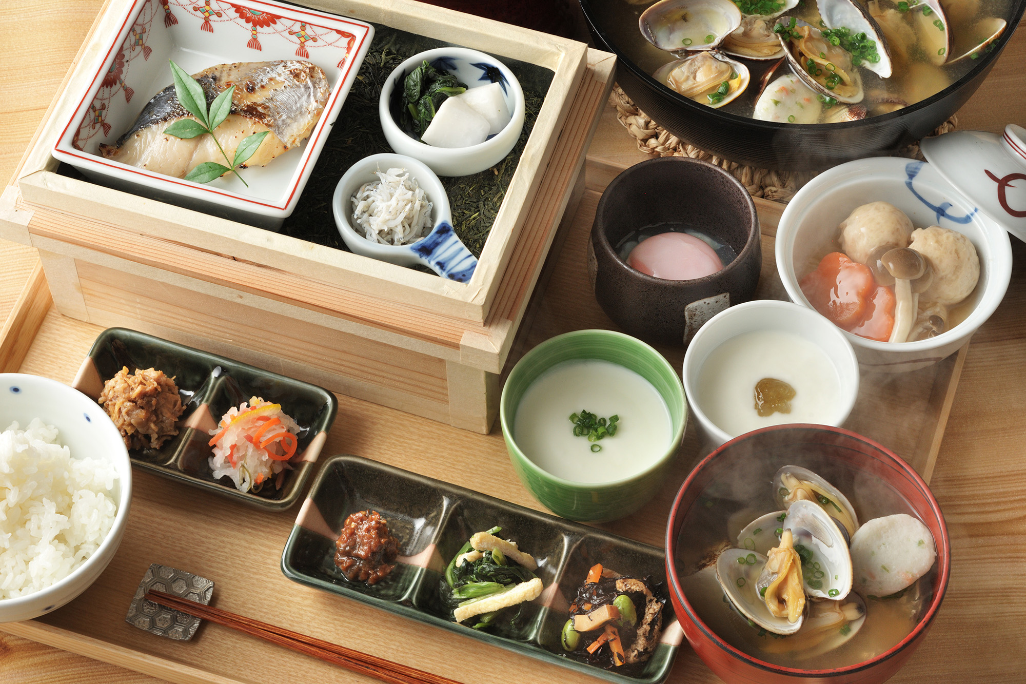 「茶盒早餐」是自古以來用來儲存茶葉的「茶盒」。