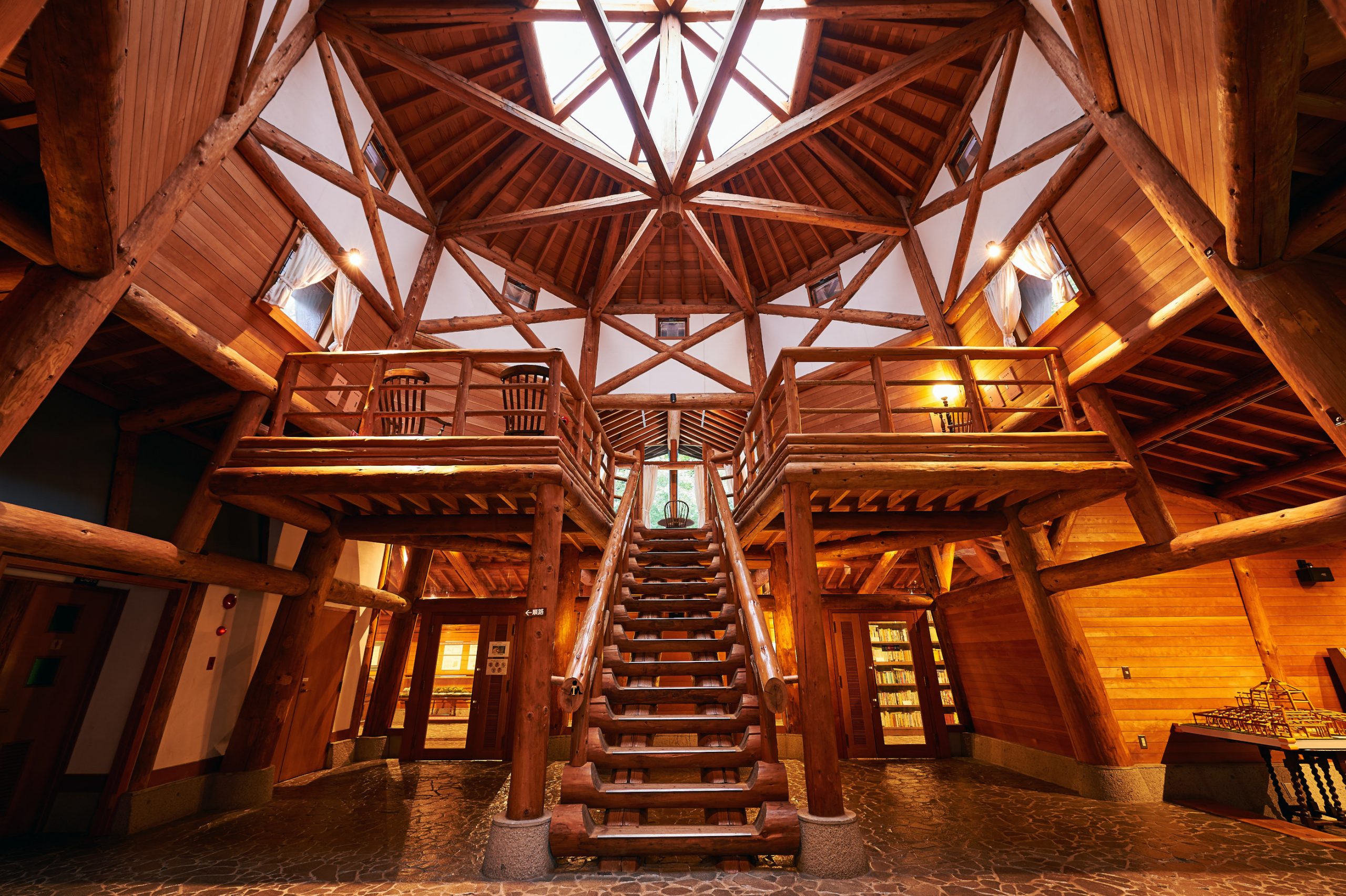 在木屋般的建築中，還有一個可以舒適地坐著的空間。