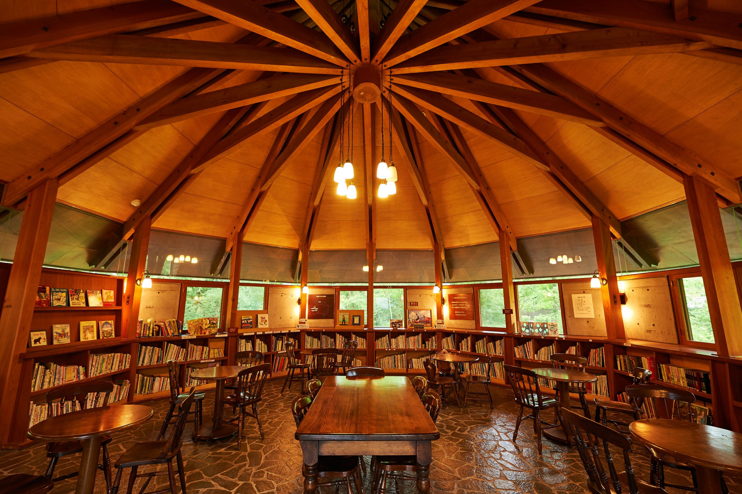 1,500本圖畫書圖畫書圖書館的另一個特點是它的建築。