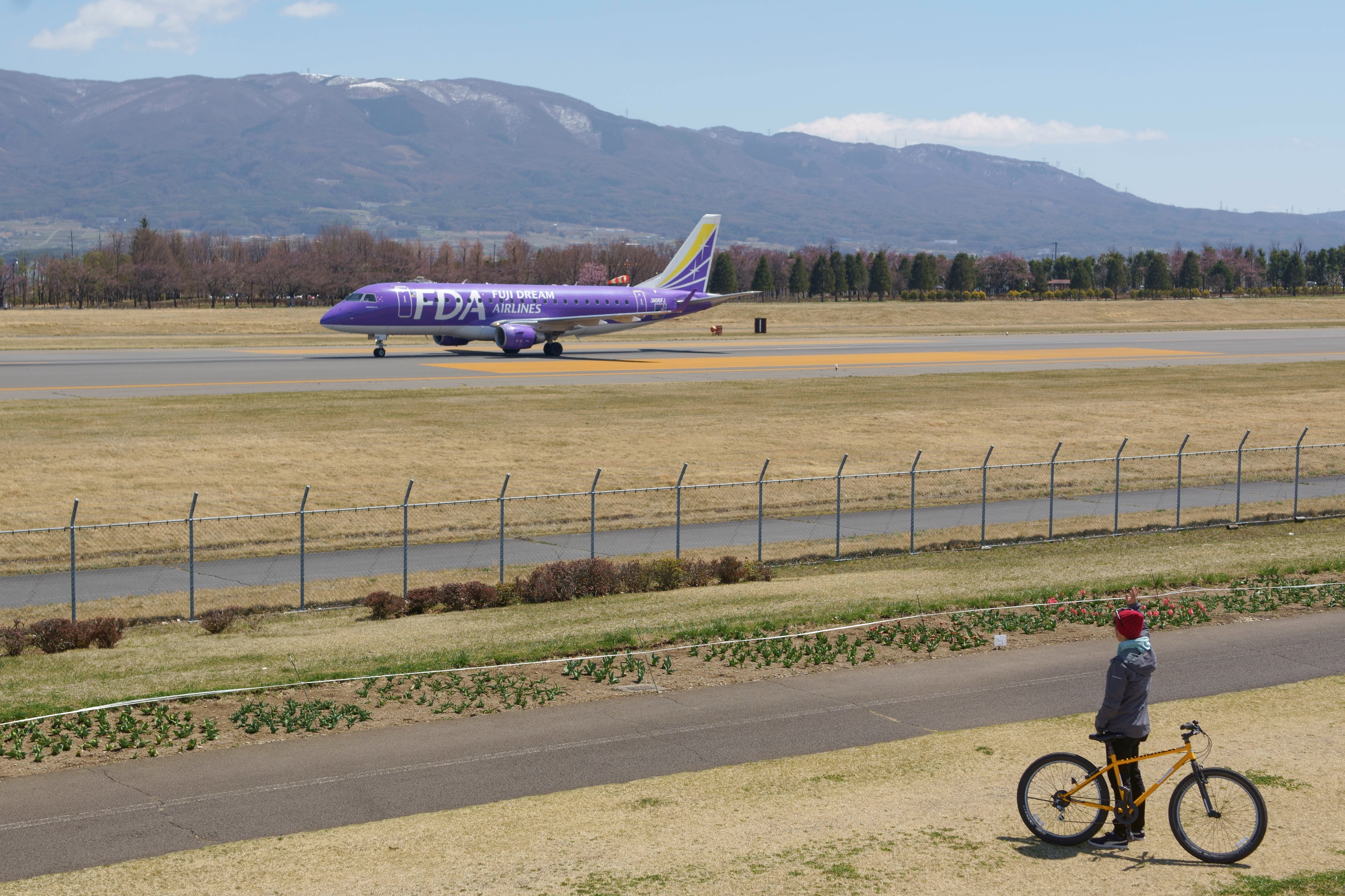 雖然是小型客機，但眼前的起降卻充滿動力