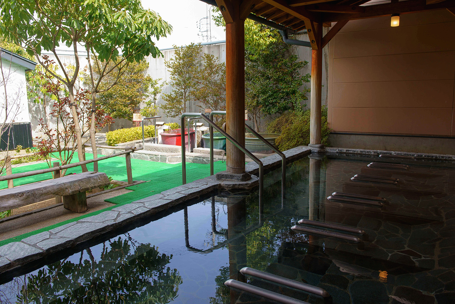 您可以享受各種溫泉，包括睡眠浴缸、浴缸和冥想室。