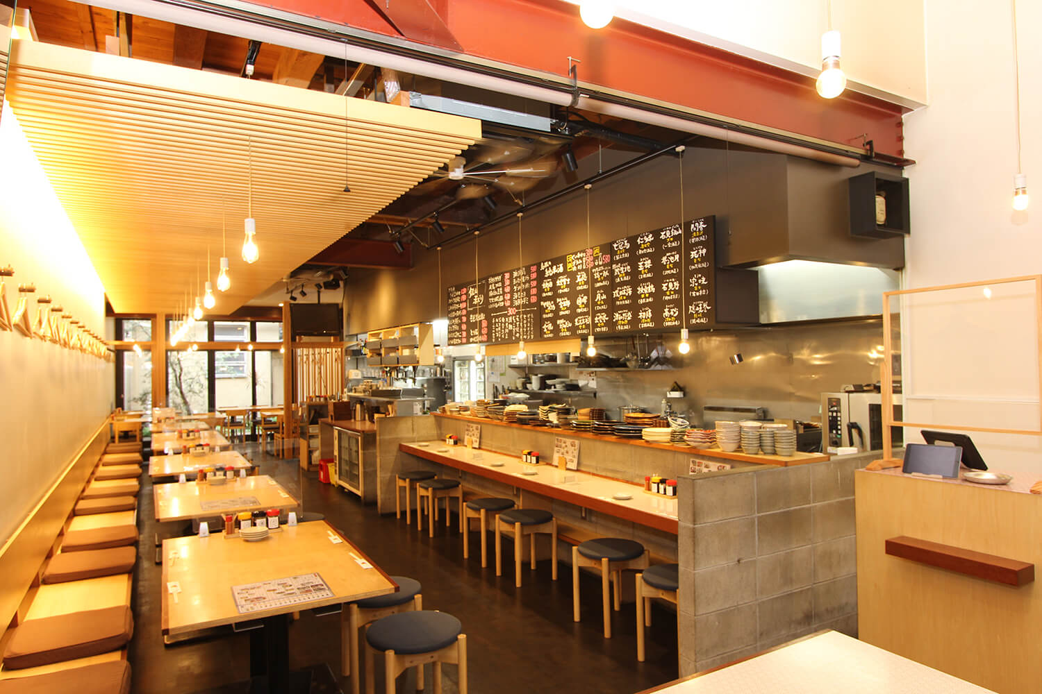 除了大小桌座位外，還有吧台座位