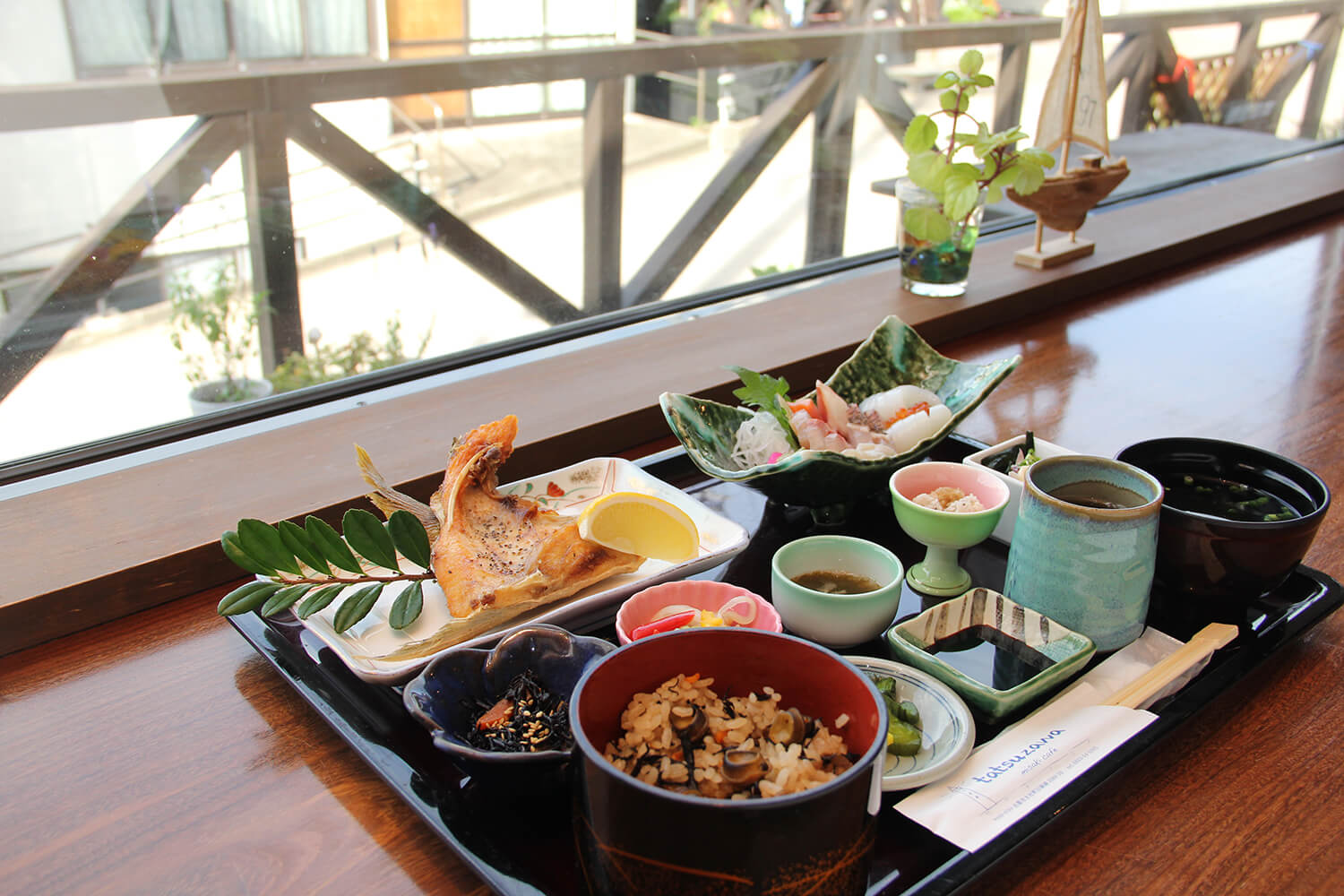 「貝類飯套餐」的菜餚種類豐富，包括「Bobemeshi」等當地菜餚和炸魚JPY1980