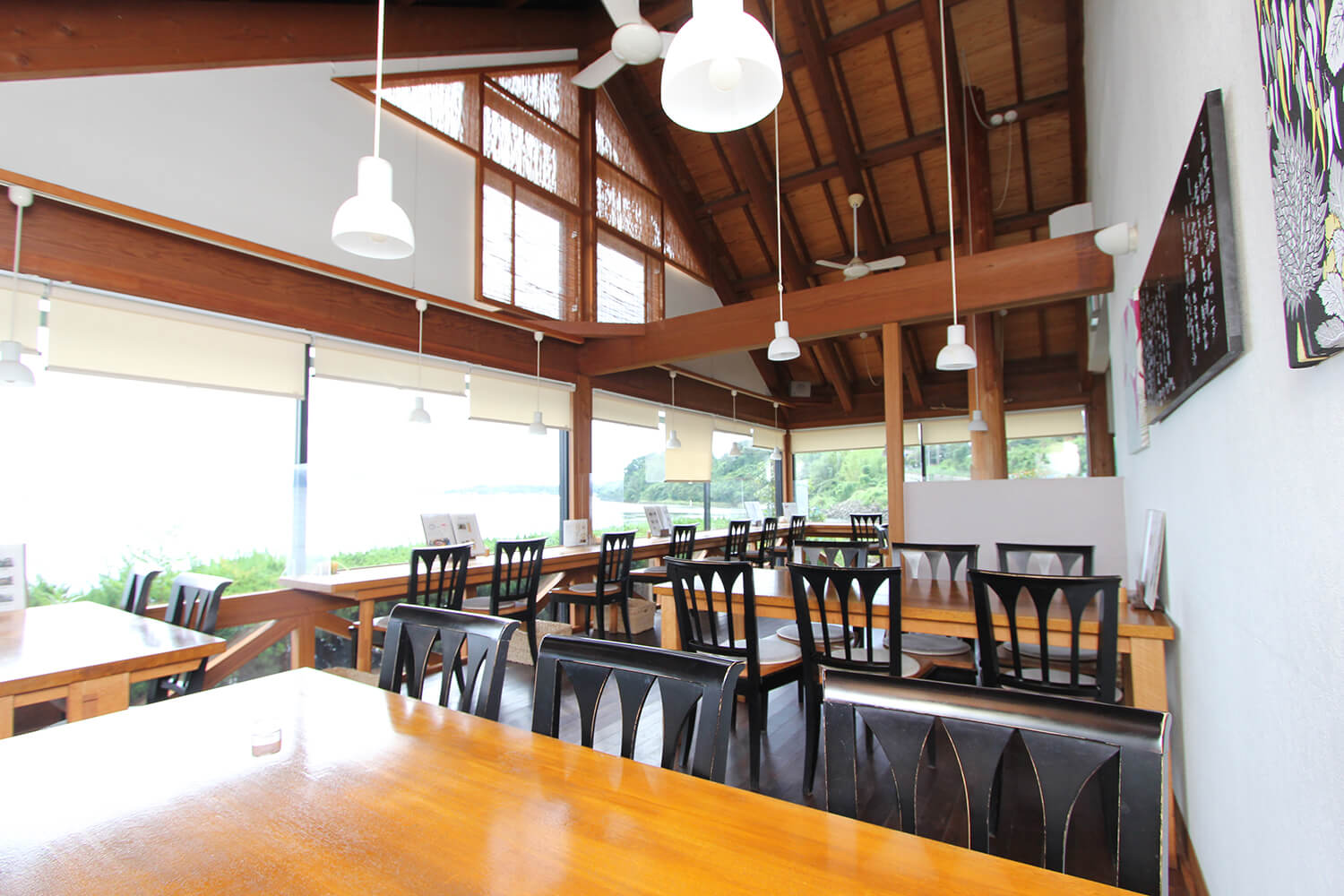 除了桌子座位外，還有靠窗的吧台座位。 店內明亮開放，即使一個人也可以毫不猶豫地光顧。