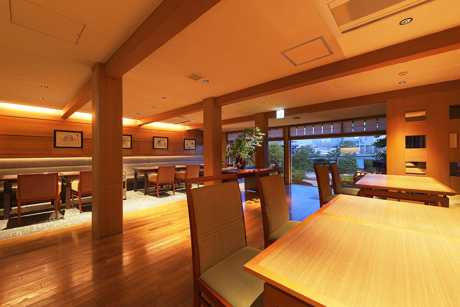 除了以日本現代主義為基礎的桌椅和長椅外，還有椅子包廂和榻榻米房間。