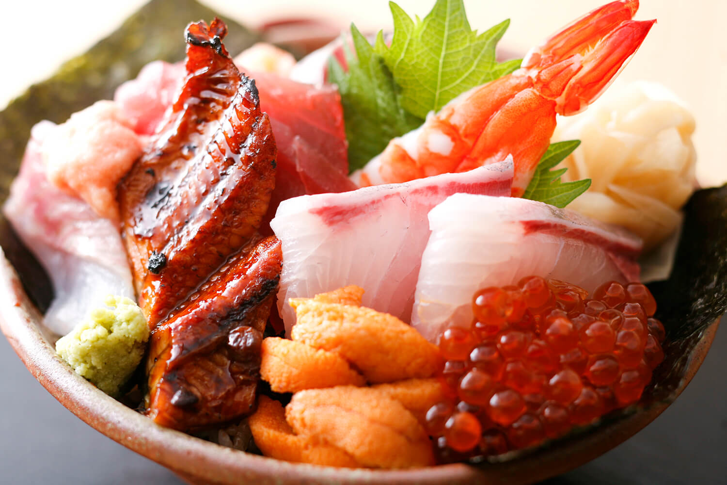 「優質海鮮蓋飯」，上面放著鮪魚JPY2200等11種配料