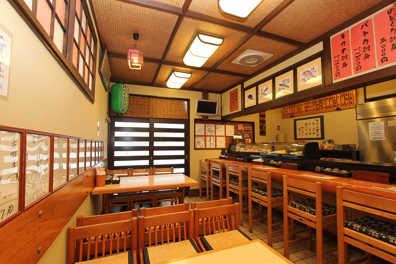 店內裝潢簡單，有吧台和桌子座位