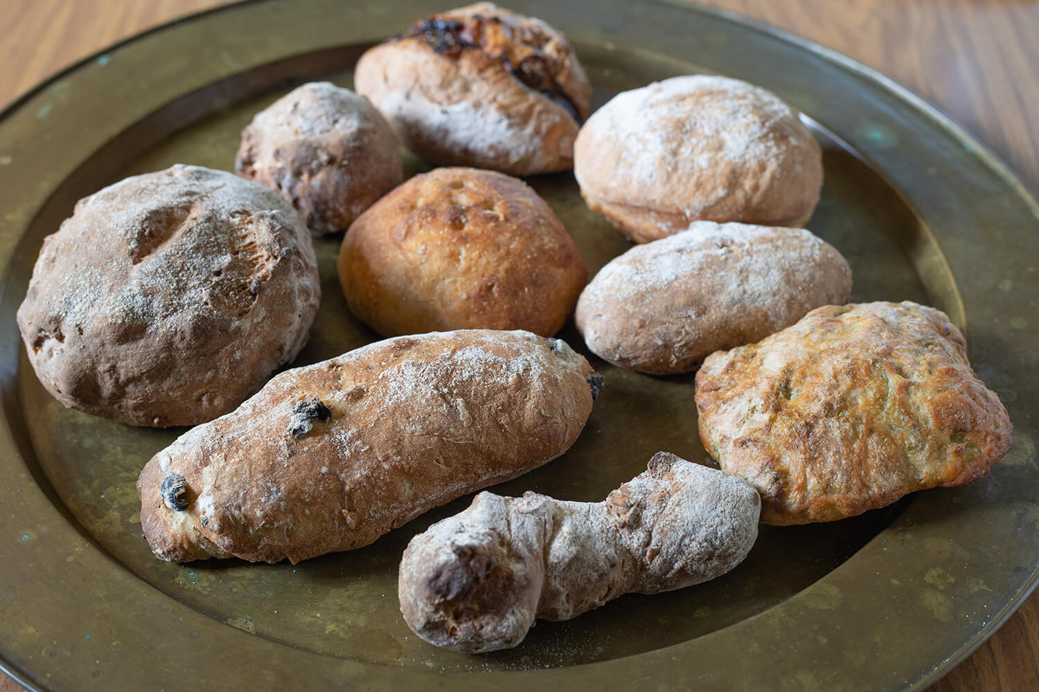 用天然酵母製作的麵包拿在手裡時會很重。