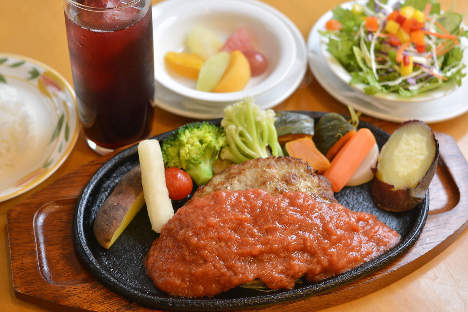 今天的套餐A（漢堡排）附白飯、沙拉、甜點和飲料JPY1050