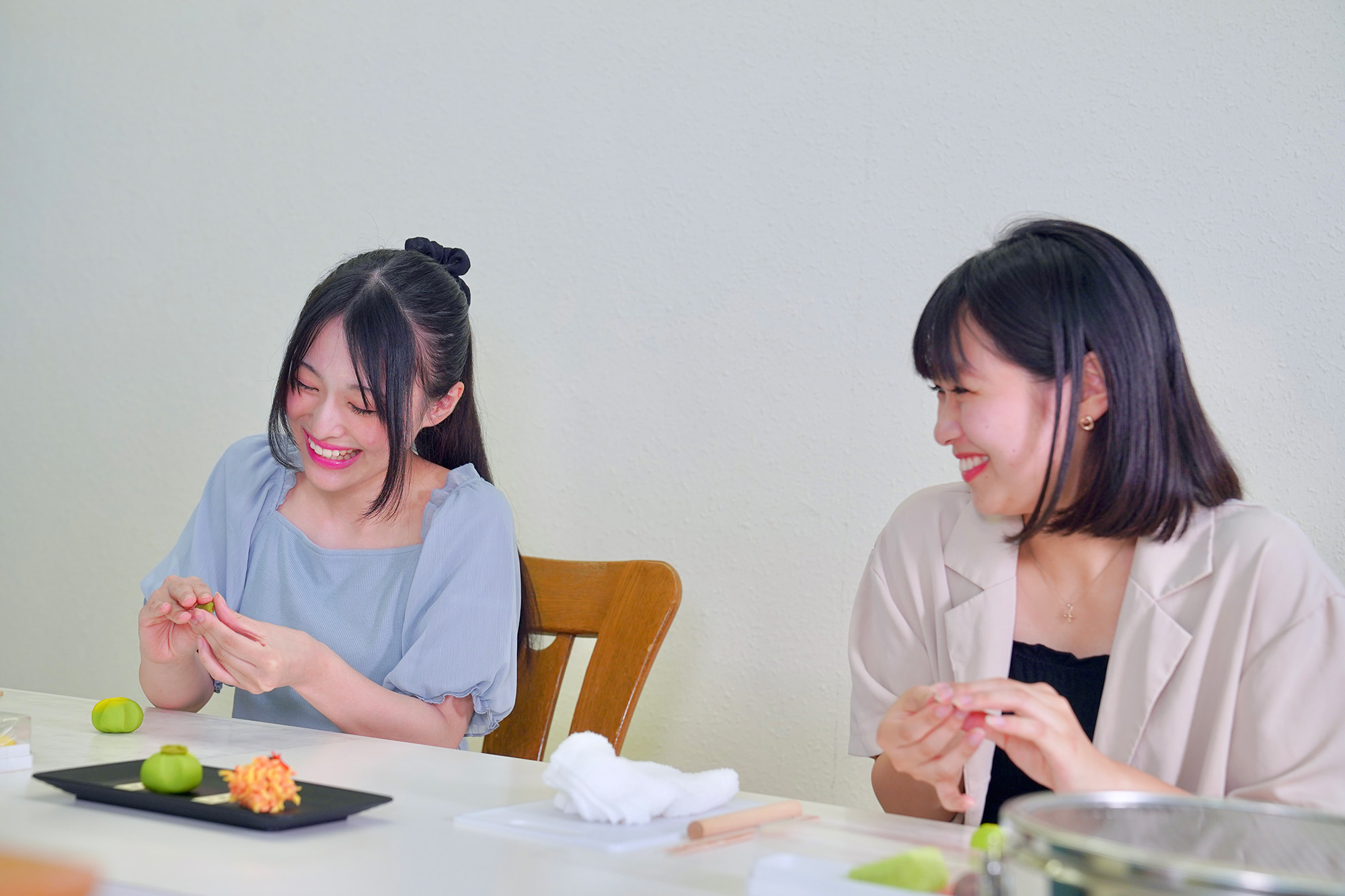 It's learned for a craftsman, "Matsue's Japanese Sweets making, Experience", then it's possible to bring the Japanese confection made by oneself home.