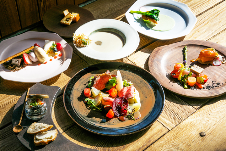  Course meals start at 8,000 yen (excluding tax).