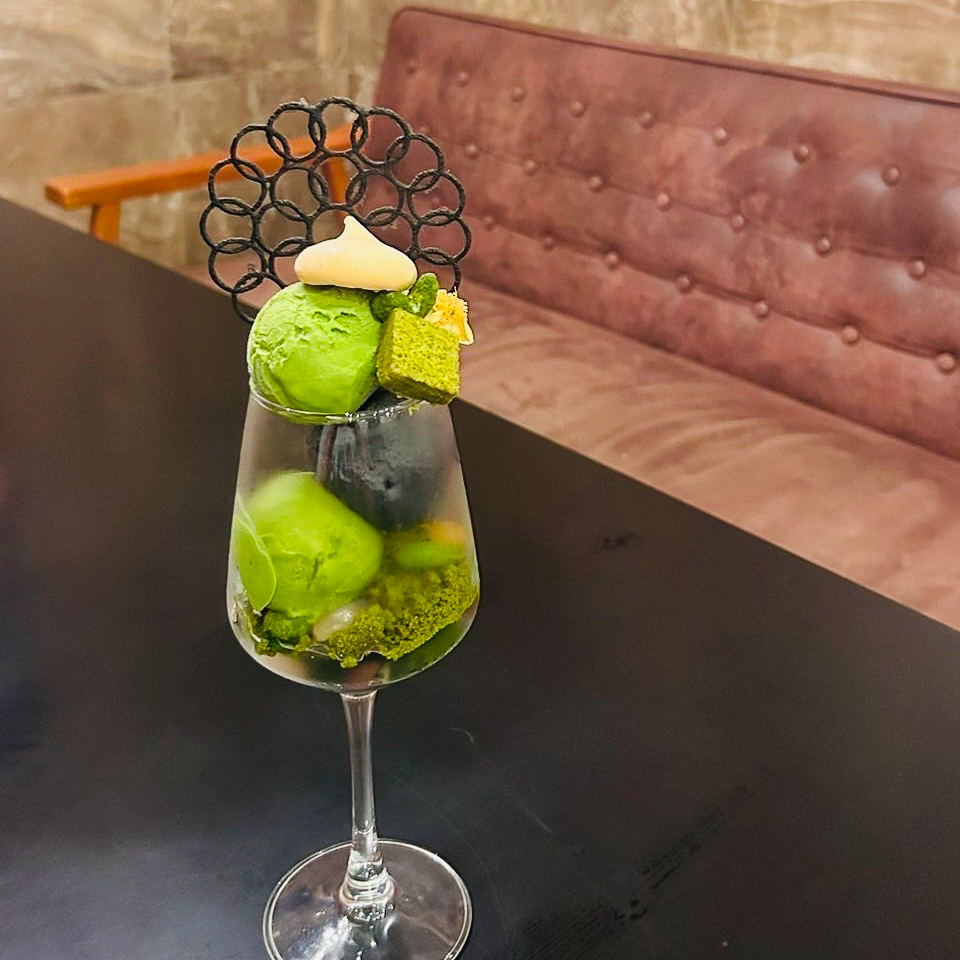 The "Matcha Green Tea Parfait" of 1080 yen which piled up thick Matcha Green Tea ice cream and moist Matcha Green Tea crumble and added a cookie to the top